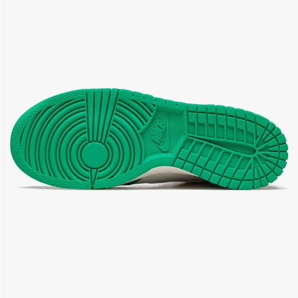 NIKE DUNK HIGH RETRO Size 5 Y Green and White High-Top Sneakers - Picture 4 of 5